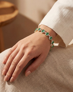 Pulsera Halo Esmeralda Eterna, Elegante Pulsera con Diseño Halo Atemporal con Radiantes Piedras Centrales de Esmeralda Verde - Product Image 5