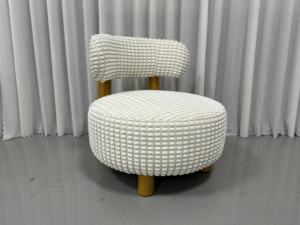 Chaise de salon au design nordique Style opulent et confort haut de gamme - Product Image 3