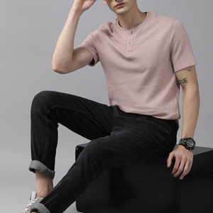 เสื้อยืดคอกลมแขนสั้นผ้าวาฟเฟิลสีชมพูสำหรับผู้ชายทรงเข้ารูปลำลองสีทึบ - Product Image 3