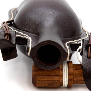 Gourde en cuir historique personnalisée pour la chasse, avec bretelles réglables - Product Image 5