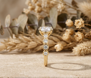 Bague de fiançailles solitaire en moissanite de luxe 2 carats, taille ronde, en or 14K, avec pierres d'accentuation serties clos, personnalisable OEM ODM, bijoux fins - Product Image 4