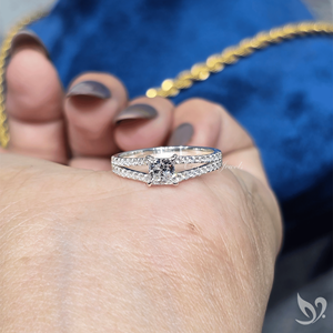 Anillo de Compromiso y Aniversario con Diamante Cultivado en Laboratorio de Corte Princesa de 0.5CT, Banda de Pavé Dividida, Oro Blanco de 10K, Certificado IGI - Product Image 4