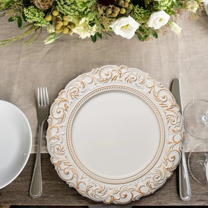 Assiette de présentation en métal blanc au design luxueux et raffiné, idéale pour les mariages, les fêtes et la décoration de table lors d'événements spéciaux, provenant d'Inde. - Product Image 3