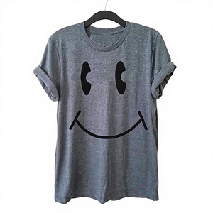 2018 nuevo diseño estilo de moda Unisex para camiseta de manga corta 100% algodón 220 gramos peso de tela personalizado Pantone Color Match - Product Image 1