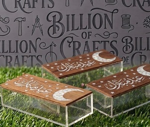 Caja rectangular de acrílico y madera para chocolates Eid Mubarak con incrustaciones de nácar, luna creciente, estrella y tapa con caligrafía árabe. - Product Image 1