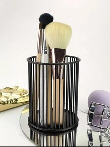 Organisateur de bureau minimaliste rond en métal pour clés, lunettes de soleil et essentiels de bureau – Support autoportant en fer forgé - Product Image 3