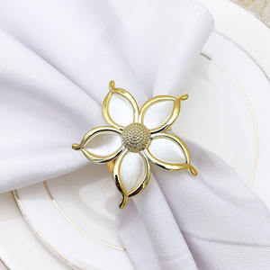 Anillos de servilleta metálicos florales que encarnan durabilidad, belleza y funcionalidad, con un atractivo clásico apto para cualquier ocasión. - Product Image 3
