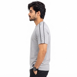 T-shirt pour homme fabriqué avec un matériau léger et respirant, tissu doux, coupe confortable, coutures solides et finitions durables - Product Image 3
