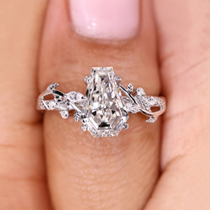 Anillo de Compromiso con Corte Ataúd Inspirado en la Naturaleza, Diamante Cultivado en Laboratorio de 2.10 Quilates, Anillo de Aniversario de Bodas, Chapado en Oro de 14k, Eternidad - Product Image 2