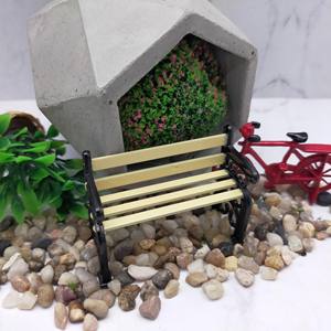 Accesorios para casa de muñecas en miniatura: Hermoso banco de parque hecho de estructura metálica y listones de madera que capturan perfectamente el aspecto clásico. - Product Image 6