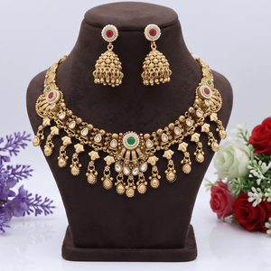 Conjunto de collar choker tradicional indio chapado en oro antiguo con aretes Jhumka con piedras de rubí y esmeralda - Product Image 3