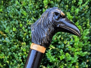 Canne de marche en bois sculptée à la main, design rustique écologique de luxe, tête de corbeau, cadeau de retraite fait main - Product Image 1