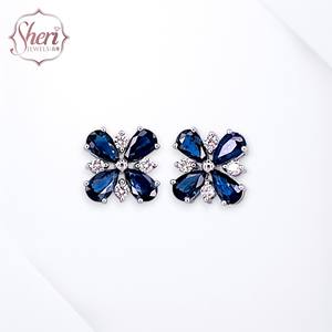 Boucles d'oreilles clous en or blanc massif 18 carats pour femme Sheri Jewels, serties de diamants et de saphirs en forme de poire à quatre feuilles - Cadeau d'anniversaire pour elle - Product Image 1