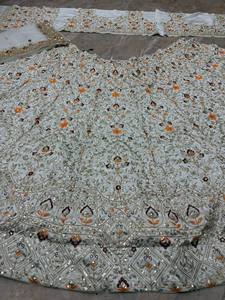 Lehenga Choli de luxe blanc brodé avec dupatta en tulle – Travaux de broderie Zari et fils multicolores de haute qualité pour mariée et mariage - Product Image 6