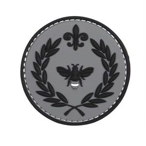 Parches de Goma Suave 3D Ecológicos al por Mayor, Colores Personalizados, Logotipo en Relieve, Insignias Tejidas para Coser en la Ropa, Forma Personalizada - Product Image 1