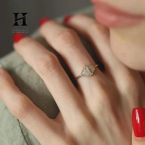 Bague personnalisée en diamant baguette cultivé en laboratoire, or 18 carats, triangle asymétrique, taille triligne, mosaïque, bijoux fins en grappe - Product Image 6