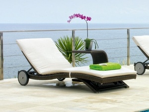 Chaise longue en rotin moderne avec coussin blanc et roulettes pour utilisation en extérieur au bord de la piscine - Product Image 3