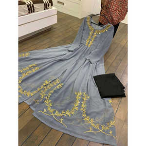 Robe trapèze de créateur faite à la main avec des paillettes et des broderies Zari, en tissu chiffon, taille empire, pour les soirées - Product Image 3