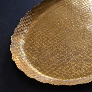 Magnifique plateau de service ovale doré martelé, avec un motif texturé et des bords festonnés délicats, pour servir des aliments et décorer. - Product Image 4