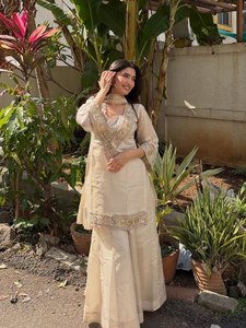 Conjunto de Salwar Kameez de Seda Crema Bordado con Espejos, Dupatta con Trabajo de Espejos, para Bodas y Fiestas, para Mujer - Product Image 3
