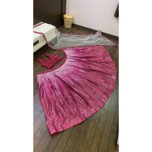 Robes de soirée FB Designer - Lehenga Choli rose taille M avec travail de sequins pour les occasions spéciales - Product Image 2