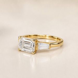 Anillo de Compromiso con Diamante Natural Corte Esmeralda, Certificado IGI, Engaste Oeste-Oriente con 3 Piedras, Oro de 14K, Anillo de Lujo - Product Image 3
