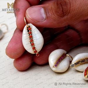 Pendentif en Or Jaune 14 carats avec Coquillage Cauris Naturel et Pierre Précieuse Corail, Bijoux Fins en Gros - Product Image 6