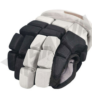 Gants de sécurité sportifs avec doublure respirante en polyester pour la protection des poignets lors des activités sportives, design noir et blanc, gants de hockey sur glace - Product Image 3