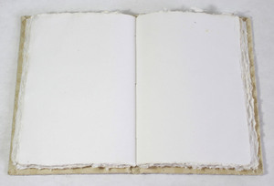 Hermoso Diario de Regalo con Tapa Dura, Hojas de Papel de Algodón Reciclado Hecho a Mano en Color Crema con Bordes Decorativos - Product Image 3
