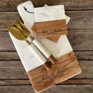 Juego de regalo de tabla de quesos personalizada de mármol y madera de acacia con cuchillos de queso de acero inoxidable dorado, tabla de charcutería personalizada - Product Image 1