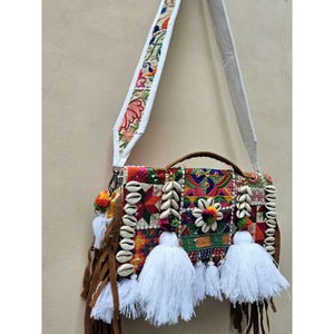 Banjara de cuero hecho a mano, bolso Vintage, cadenas, flores, estilo bohemio indio, bolso de mano, prendas de vestir, correa de hombro para mujer, mujer soltera - Product Image 1