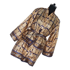 KS010 Hermoso Kimono Vintage de Seda, Sari Corto de Seda Hecho a Mano para Mujer con Bolsillos y Cinturón OEM - Product Image 4