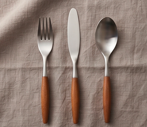 Ensemble de couverts élégants en acier inoxydable avec manche en bois, parfait pour les mariages, la restauration moderne et un service de table élégant. - Product Image 1