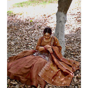 Lehenga Choli en soie marron NF Designer avec broderie multi-aiguilles, tenue de soirée - Product Image 3