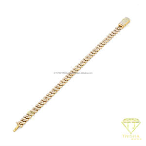 สร้อยข้อมือโมอิสซาไนต์สีเหลืองทองพรีเมียม ประดับด้วยพลอยเจียระไนทรงเหลี่ยมและดีไซน์แบบคิวบันลิงค์สุดคลาสสิก - Product Image 2
