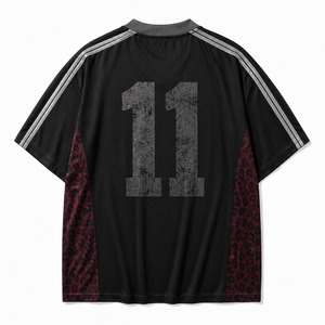 Maillot de football oversize Y2K pour homme OEM, col en V noir, style rétro hip-hop streetwear, avec empiècements color block léopard bordeaux et argenté - Product Image 4
