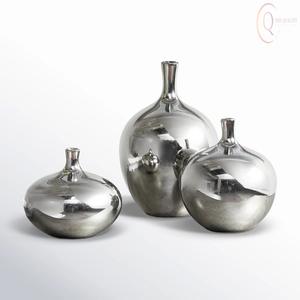 แจกันโลหะตกแต่งสำหรับตกแต่งภายในบ้านสไตล์โมเดิร์น ผลิตจากวัสดุทนทานและมีดีไซน์สวยงาม - Product Image 2