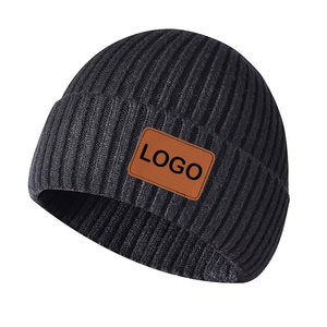 Gorros Cortos de Alta Calidad con Parche de Cuero, Gorros de Invierno Tejidos Personalizados - Product Image 3
