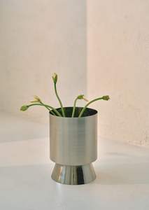 Jardinière en métal de style moderne avec une construction en acier robuste pour les plantes d'intérieur, les jardins extérieurs et la décoration de bureau - Product Image 6