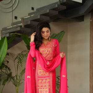 طقم كورتا مطرز من قماش الشينون جاهز للارتداء، بدلة كاملة من الشينون مع تطريز متعدد الألوان بالزاري والخيوط، توب وبنطلون ودوباتا - Product Image 1