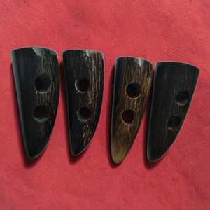 Broches Artesanales de Cuerno de Búfalo Negro, Cierres Duraderos para Prendas al Mejor Precio - Product Image 1