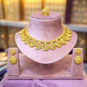 Chaînes plaquées or avec imitation de perles et motif croisé de style vintage, détails raffinés, Rendition Valley Kings Enigmatic Egypt - Product Image 5