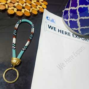 WE HERE EXPORTS Llavero de pulsera de moda para mujer con cuentas de semillas naturales hechas a mano, perlas de imitación y diseño de llave, con inserción para uñas, ideal como regalo. - Product Image 2