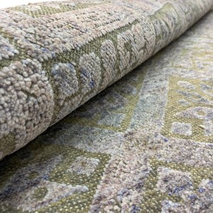 Alfombra Moderna con Diseño Geométrico de Diamantes, Color Verde Salvia y Gris Pizarra, con Acabado Desgastado y Brillo de Seda, de Pelo Corto y con Flecos - Product Image 3