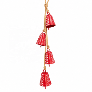Carillon suspendu Cascade Écarlate avec des brins de feuilles blanches, des clochettes métalliques fines et un cordon en chanvre torsadé - Product Image 1