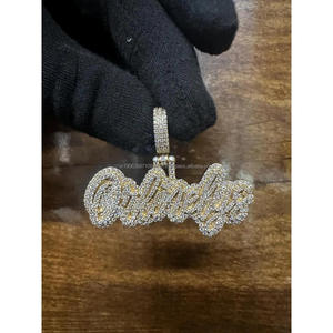 Colgante con Nombre Chapado en Oro Decorado con Diamantes Moissanite VVS, Perfecto para Cadenas Elegantes - Product Image 1