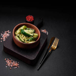 Cornichons indiens en marinade, fraîchement cueillis, qualité supérieure, 1 kg, salés, fabriqués avec des cornichons soigneusement sélectionnés, épices indiennes traditionnelles - Product Image 2
