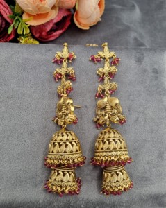 Boucles d'oreilles Jhumka en cristal perlé à double dôme avec chaînes de cheveux intégrées, idéales pour les mariages et les occasions festives – Vente en gros - Product Image 4