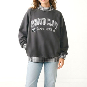 Sudadera casual de manga larga con cuello simulado y diseño gráfico de letras de Photo Club, color gris oscuro, oversize, para mujer, ideal para invierno, con frente raglán. - Product Image 1
