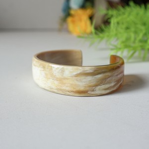 Brazalete de Hueso Moderno Hecho a Mano y Ecológico con Incrustaciones de Turquesa, Forma Redonda, Joyería Natural - Product Image 6